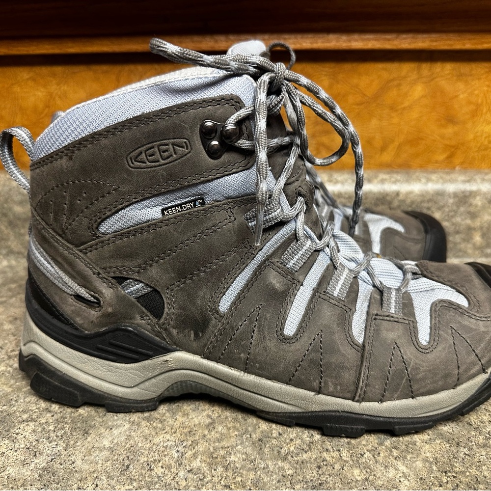 Keen Women’s 10.5 Gray Hiking Boots